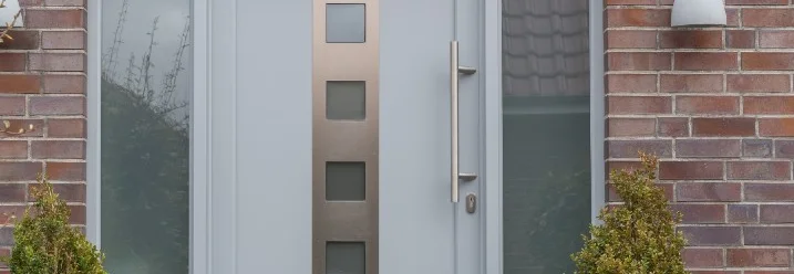 Graue Haustür mit Glaselementen