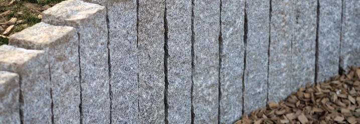 Granitsteine als Hochbeet