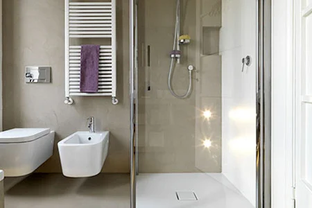 Modernes Badezimmer mit Dusche