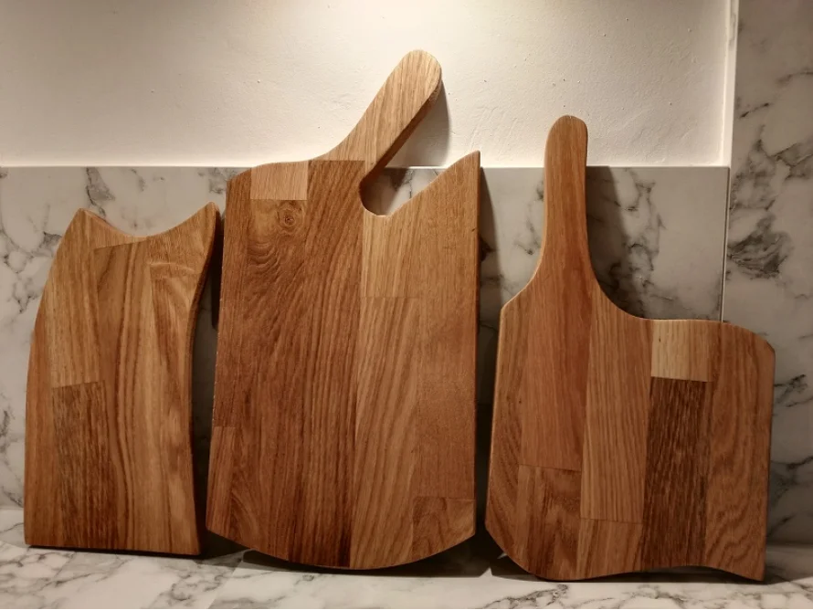 Drei hölzerne Schneidebretter