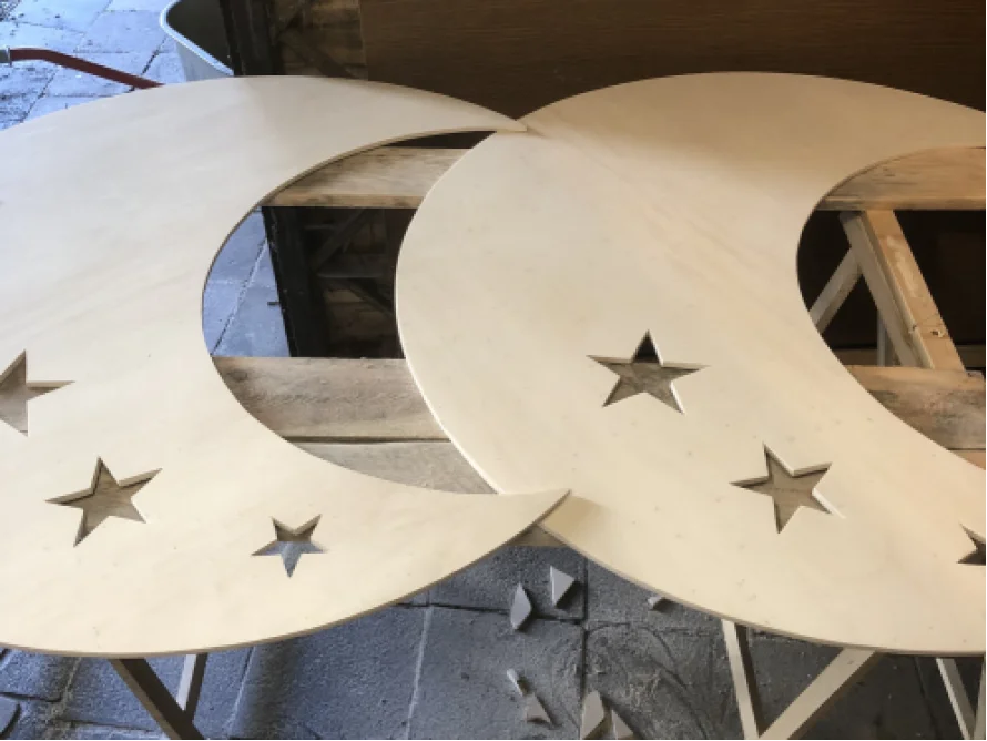 Zwei Holzmönde mit Sternen