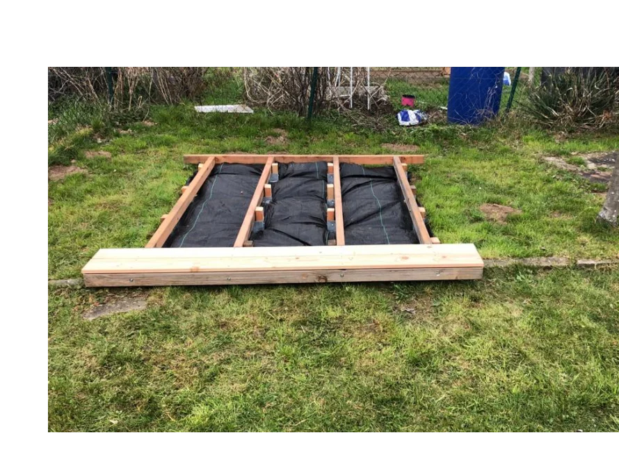 Holzrahmen auf Rasenfläche