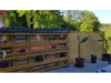 Vertikaler Garten aus Paletten auf einer Terrasse