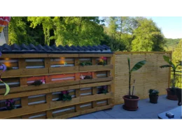 Vertikaler Garten aus Paletten auf einer Terrasse