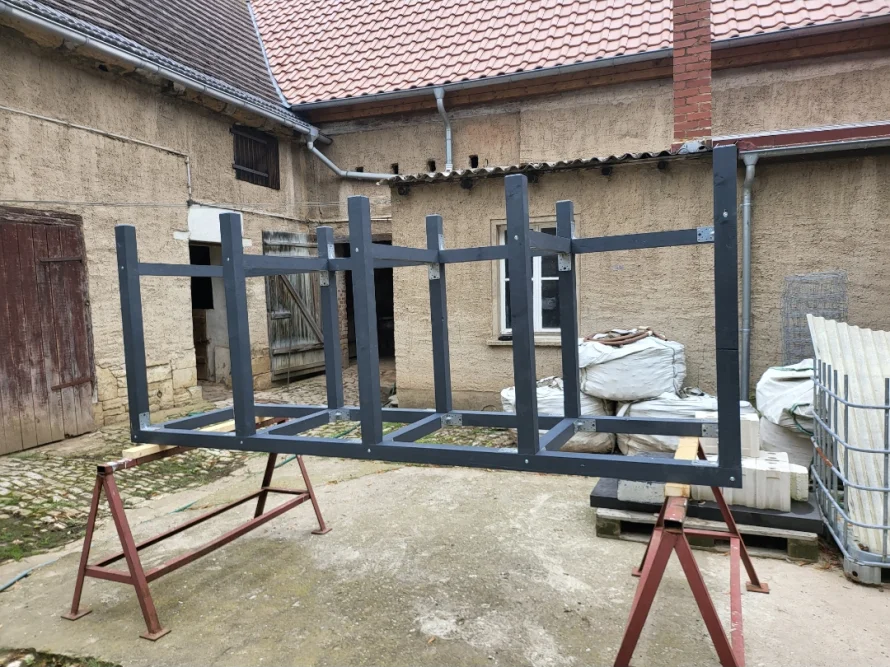 Holzgerüst auf zwei Böcken