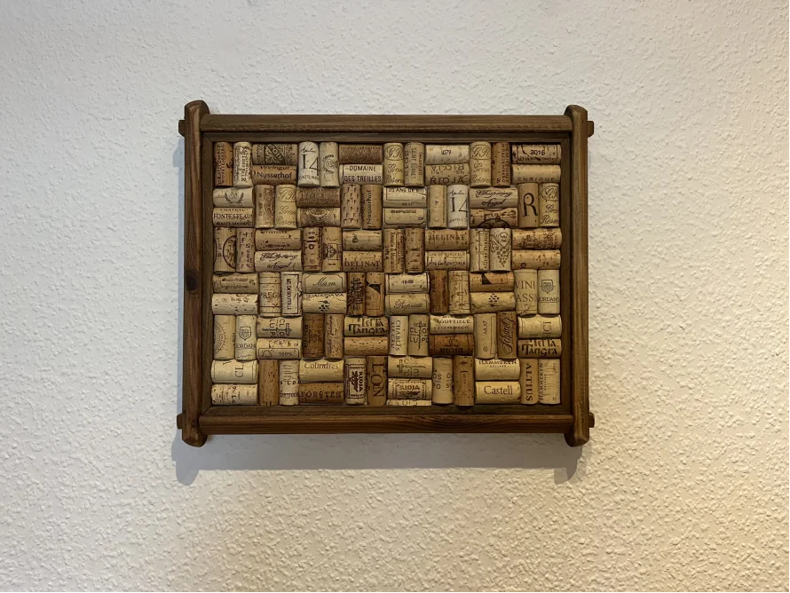 Wanddekoration aus Weinkorken in einem Holzrahmen