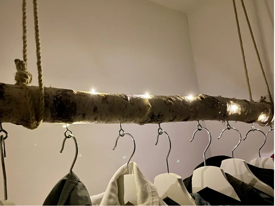 Kleiderstange aus Birkenstamm mit Beleuchtung