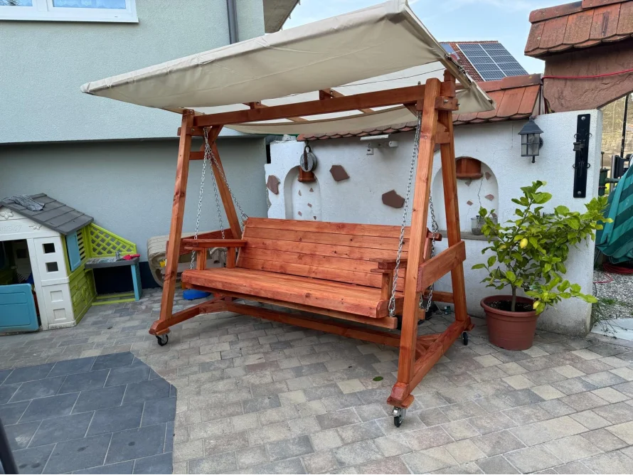 Hölzerne Gartenschaukel mit Sonnendach