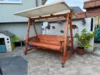 Hölzerne Gartenschaukel mit Sonnendach