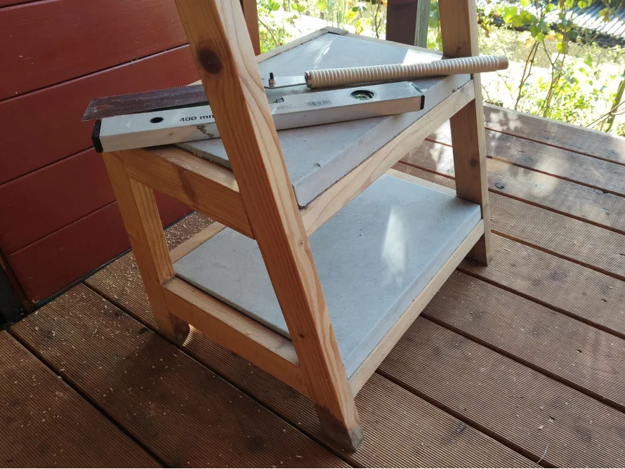 Holzregal mit Wasserwaage und Säge