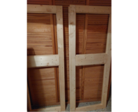 Zwei Holzrahmen für Türen oder Fenster