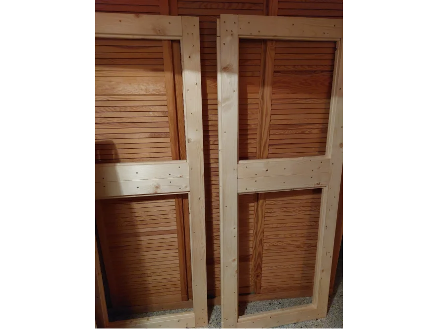 Zwei Holzrahmen für Türen oder Fenster