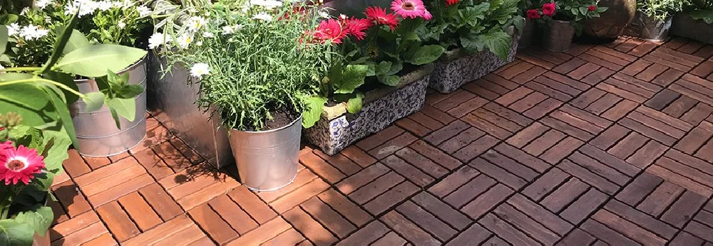 Holzfliesen auf einer Terrasse