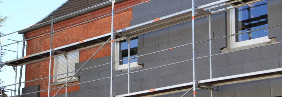 Hausfassade mit Dämmung und Gerüst