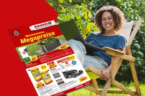 Lächelnde Person im Garten mit einem Prospekt für wöchentliche Angebote.
