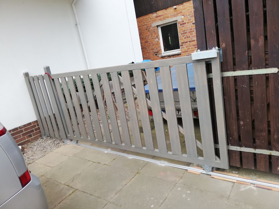 Graues Holz-Schiebetor an einem Haus