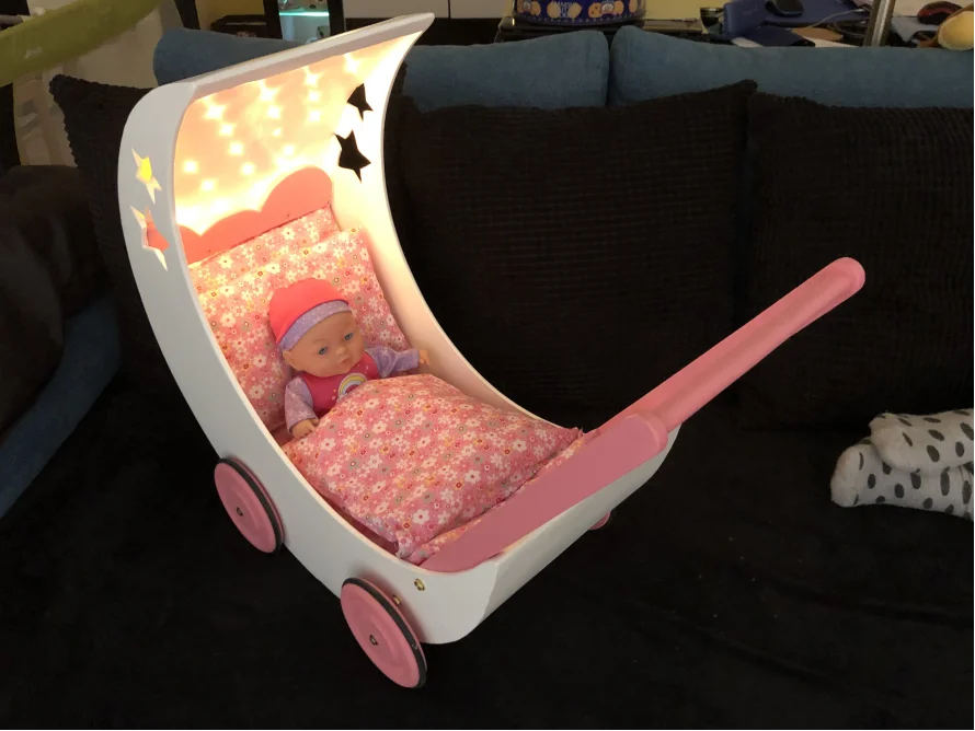 Puppenwiege in Halbmondform mit Puppe