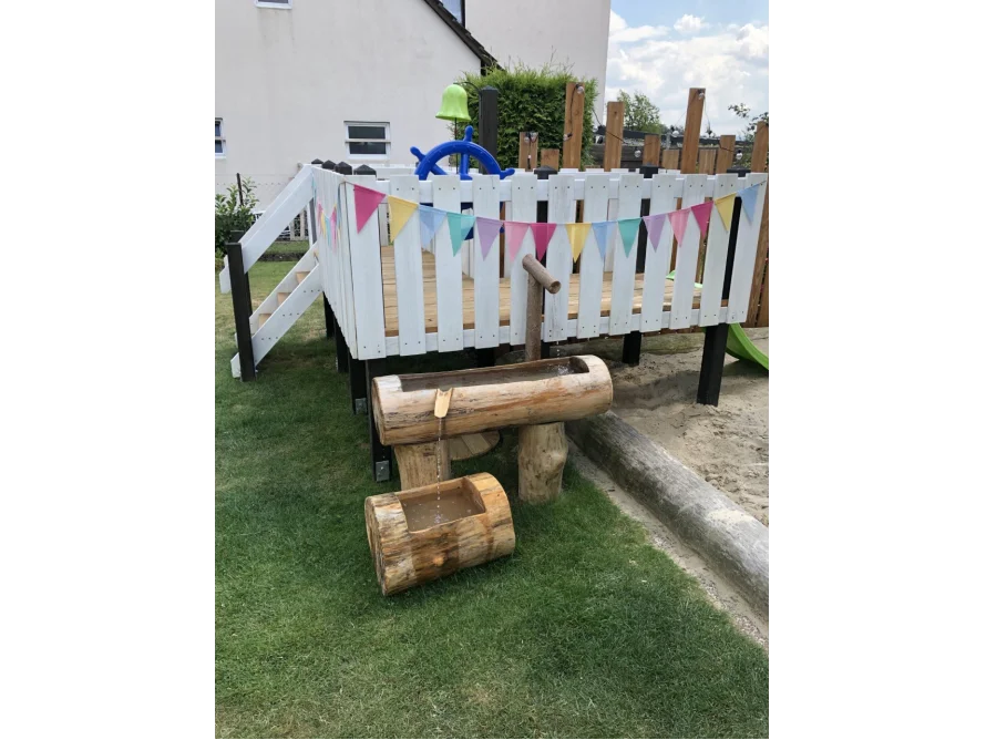 Spielhaus aus Holz mit Matschküche