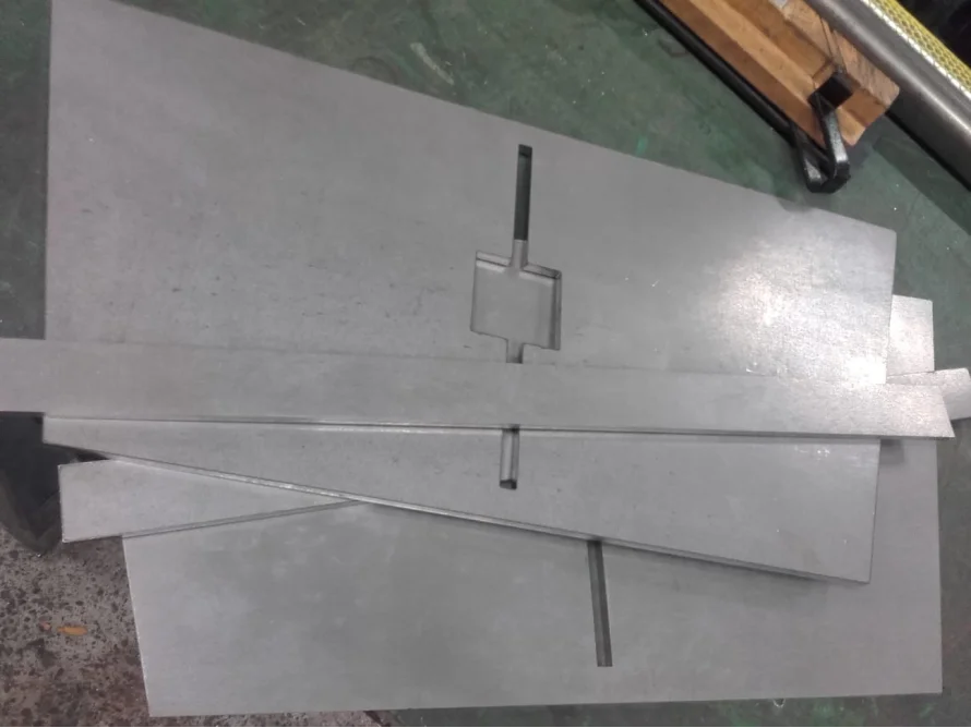 Graue Metallplatten mit Schnitten