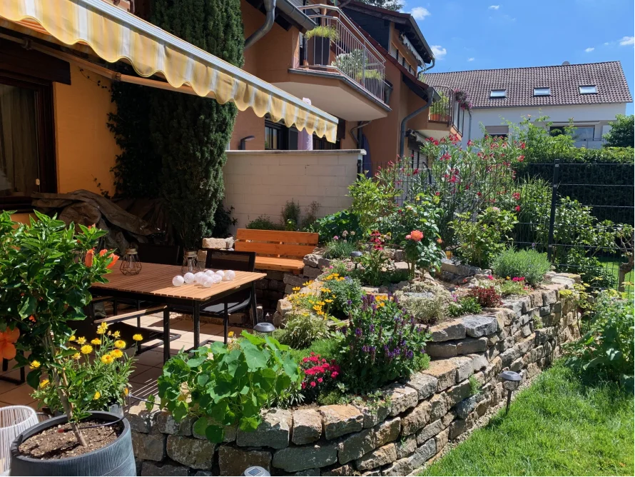 Blühender Garten mit Sitzecke