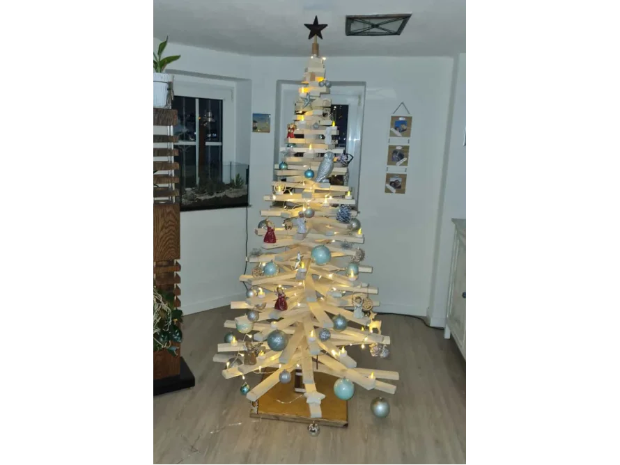Alternativer Weihnachtsbaum aus Holz