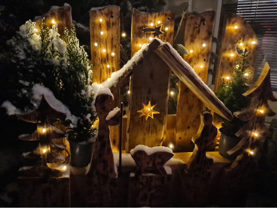 Beleuchtete Weihnachtskrippe aus Holz