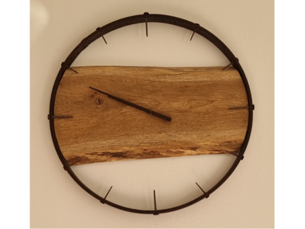 Rustikale Uhr aus Holz und Metall