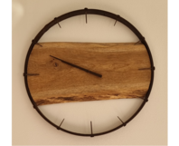 Rustikale Uhr aus Holz und Metall