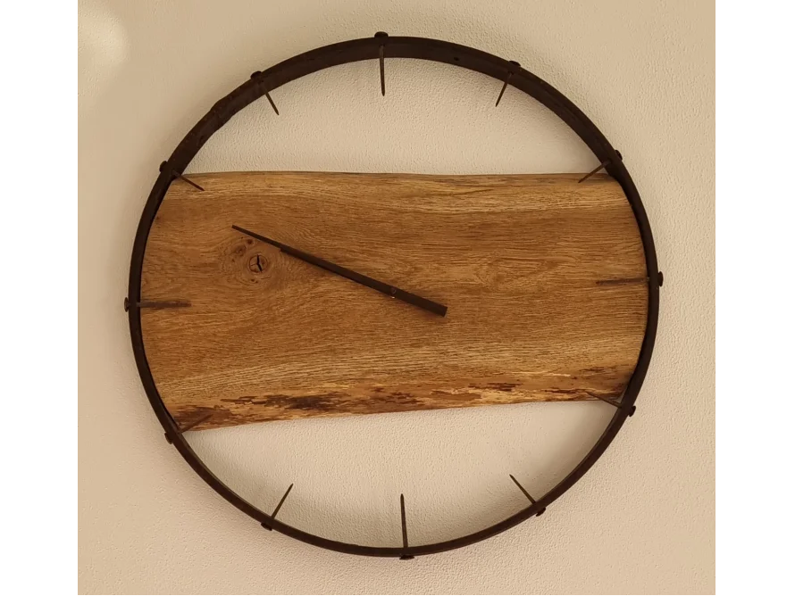 Rustikale Uhr aus Holz und Metall