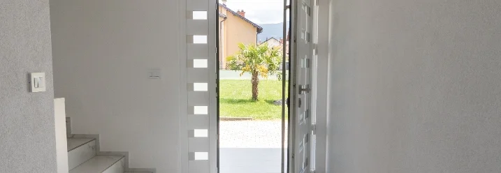 Offene Tür zu einem Garten