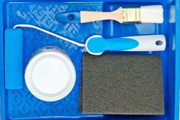 Malerbedarf in blauer Farbwanne