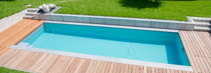 Rechteckiger Pool mit Holzterrasse
