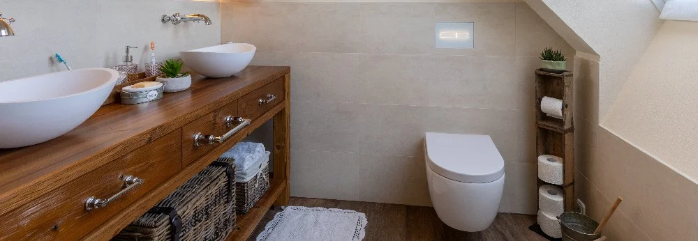 Modernes Badezimmer mit Doppelwaschbecken und WC.