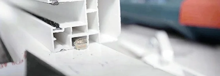 Weißer Fensterrahmen