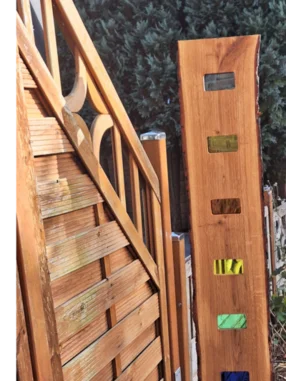 Holzbrett mit Glaseinsätzen an Gartenzaun