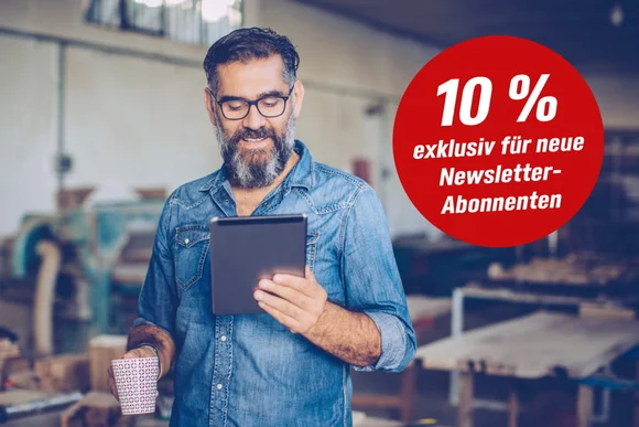 Button mit 10% für neue Newsletter Anmeldung daneben Person mit Bart und Brille schaut lächelnd auf ein Tablet 