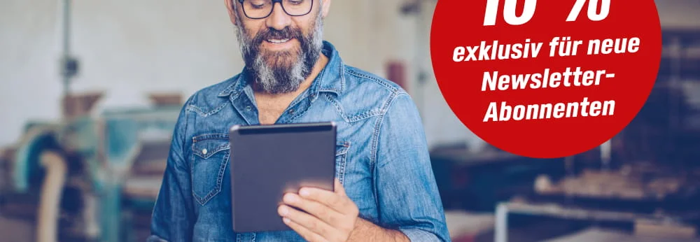 Button mit 10% für neue Newsletter Anmeldung daneben Person mit Bart und Brille schaut lächelnd auf ein Tablet 