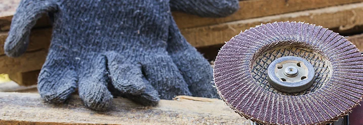 Schleifgerät, Handschuhe und Holzbretter