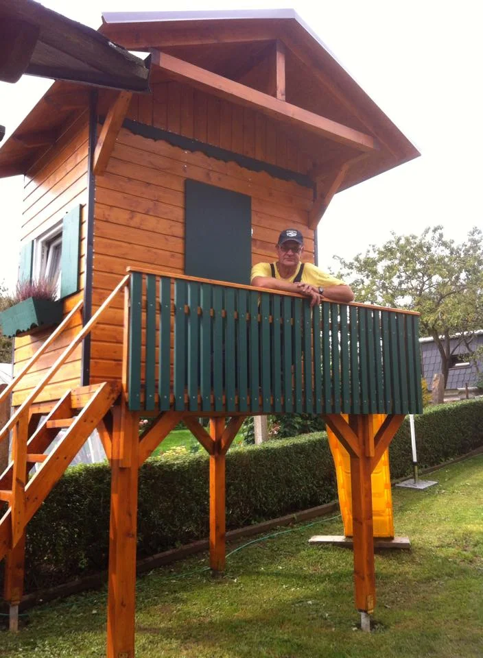 Holz-Gartenhaus auf Stelzen