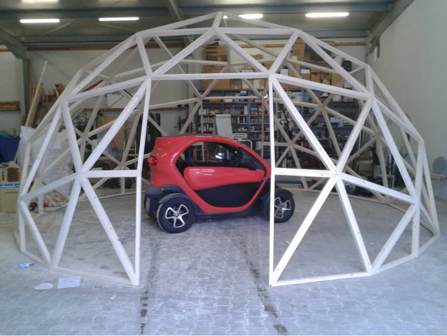 Holzkonstruktion in Form einer Kuppel