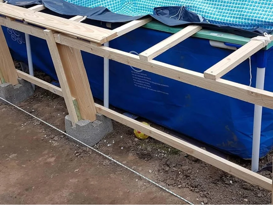 Holzrahmen auf Betonblöcken