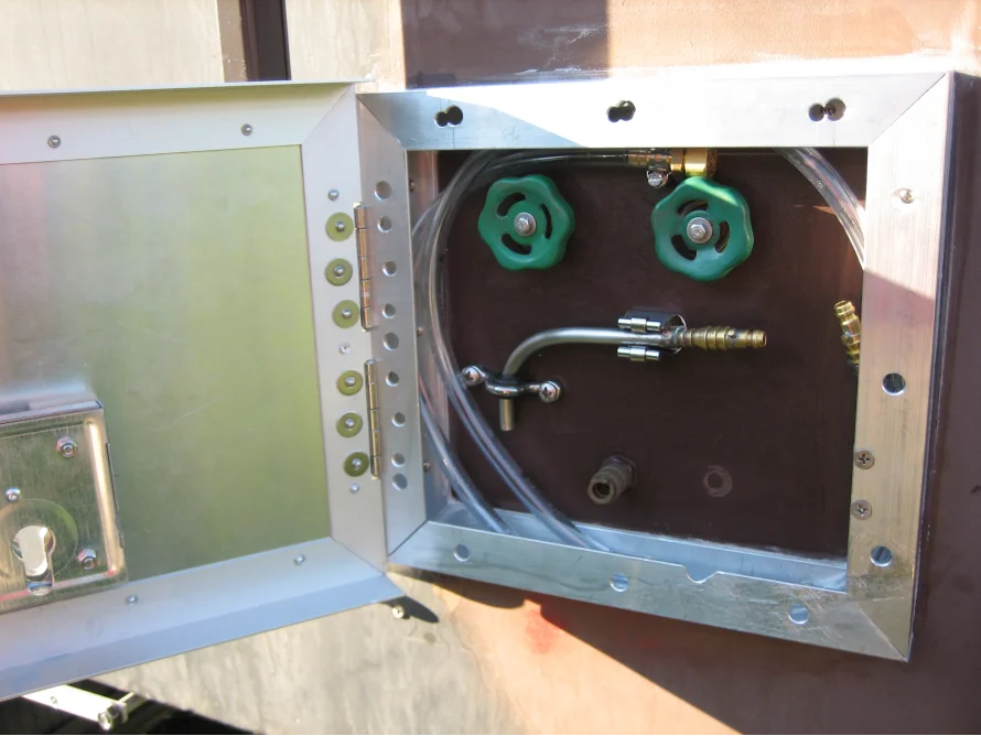 Metallplatte mit Anschlüssen und Schläuchen