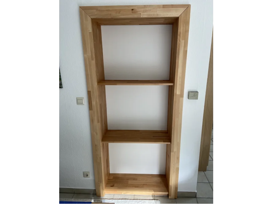 Eingebautes Holzregal mit drei Ebenen