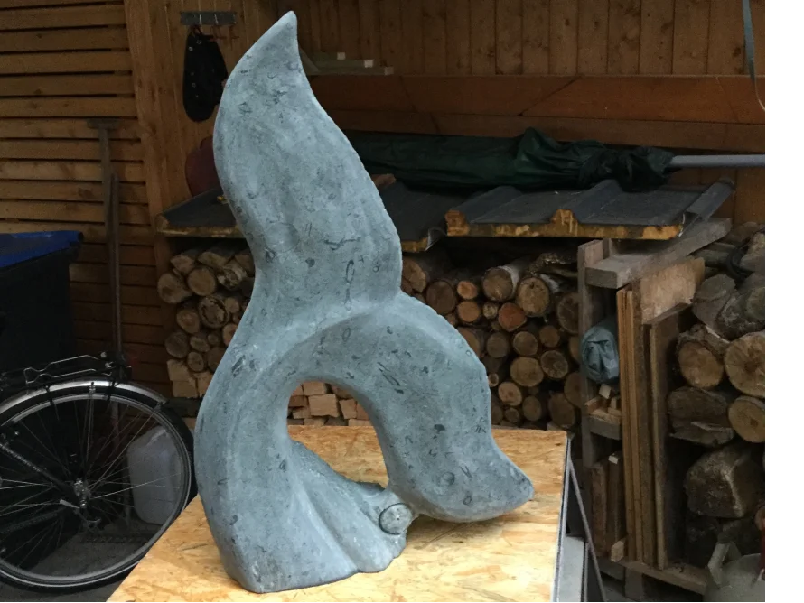 Abstrakte Steinskulptur mit Loch