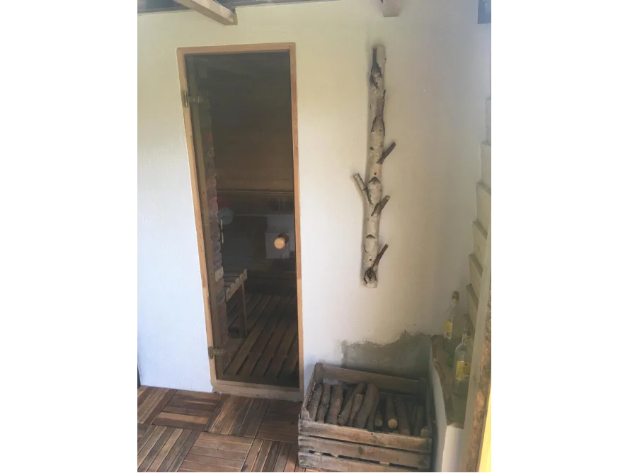 Eingang einer Sauna mit Glastür