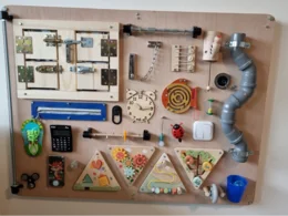 Beschäftigungswand mit verschiedenen Elementen