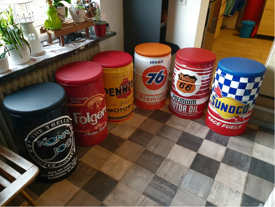 Sechs verschiedene Hocker mit Retro-Designs auf Fliesenboden