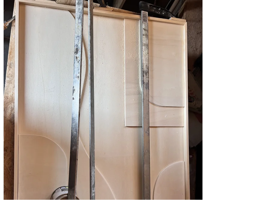 Holzplatte mit eingezeichneten Formen und Zollstock