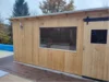 Gartenhaus aus Holz mit großem Fenster