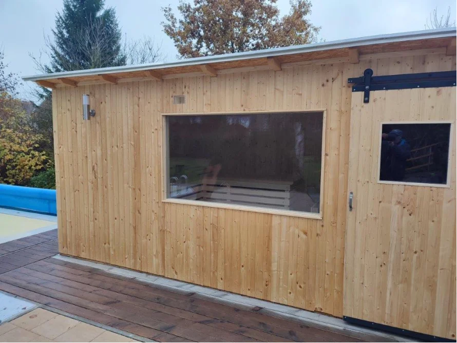 Gartenhaus aus Holz mit großem Fenster